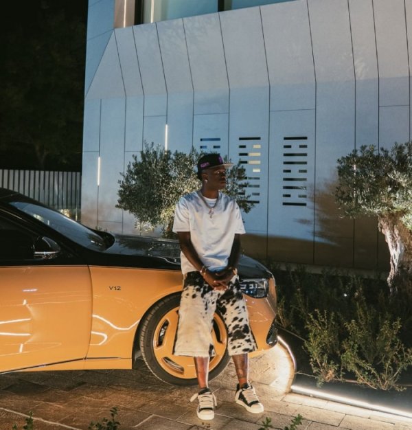 🚗👔哥们儿又整些帅的！维尼修斯晒各种潮流穿搭和豪车