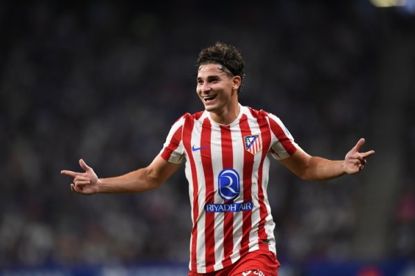 每体：巴萨明夏将尝试签下阿尔瓦雷斯接替莱万，也在考虑哈兰德