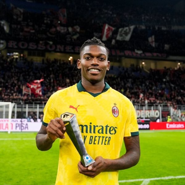 连进两球！官方：莱奥当选米兰2-1佛罗伦萨的全场最佳球员